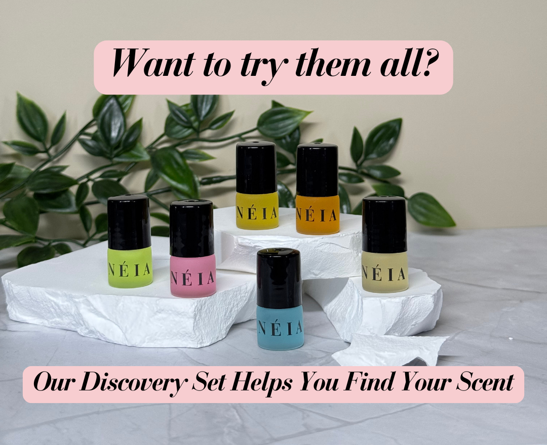 Set of NÉIA perfume bottles on a white stand with text promoting a discovery set.