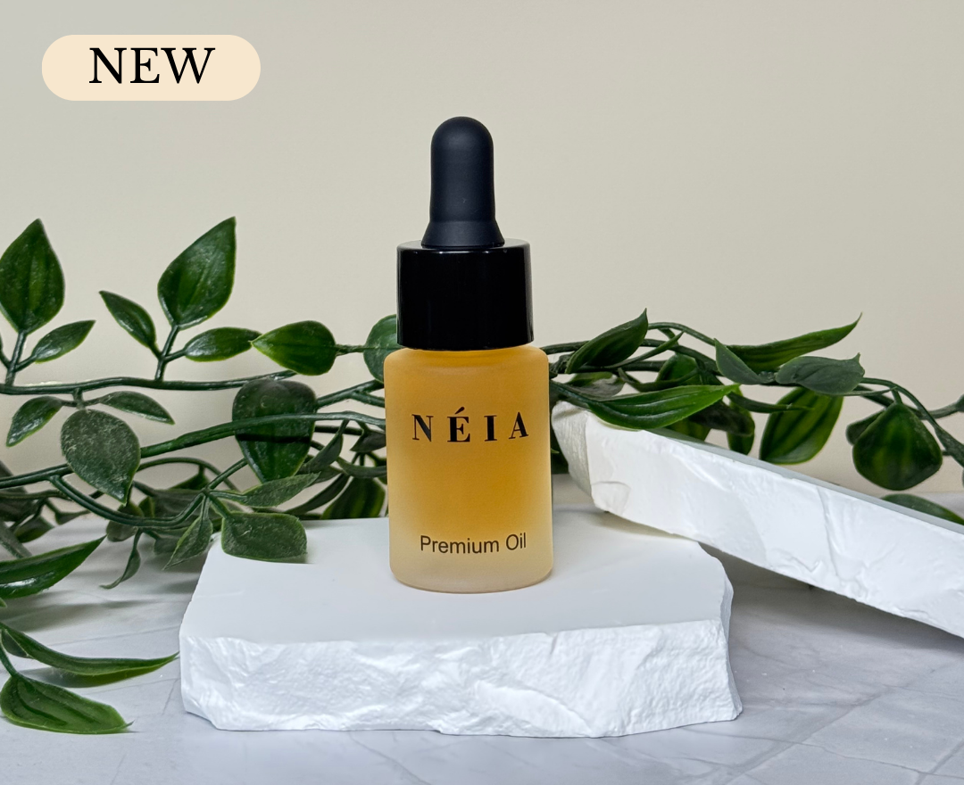 NÉIA 15ml premium oil bottle displayed on a minimalist pedestal with soft shadows and a luxury finish