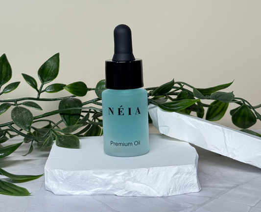NÉIA 15ml Paradise premium oil bottle displayed on a minimalist pedestal with soft shadows and a luxury finish