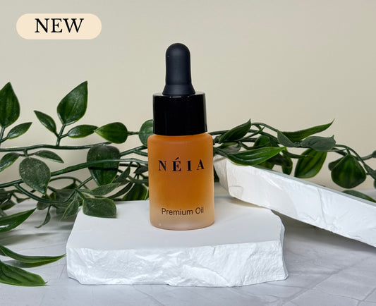 NÉIA 15ml Khamsin premium oil bottle displayed on a minimalist pedestal with soft shadows and a luxury finish